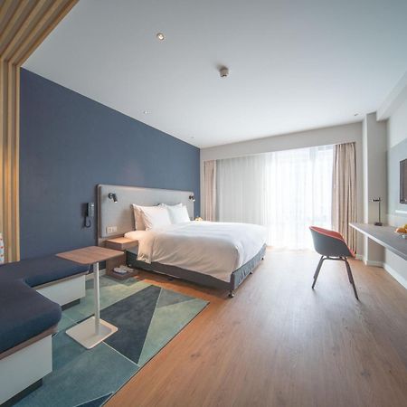 Holiday Inn Express Shanghai Huijin By Ihg Exterior photo